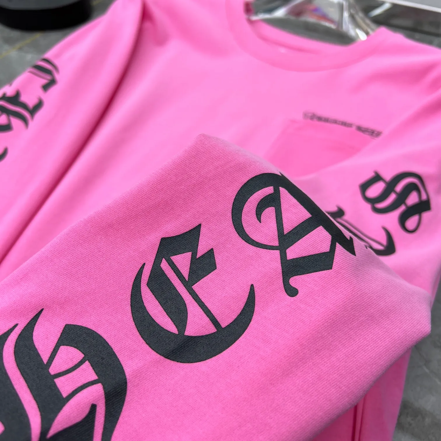 P160 Chrome Hearts 🍁Long T series🍁 Available simultaneously at counters❤️All stars have the same style Chrome Mattyboy graffiti cross Sanskrit ⭐ long-sleeved T-shirt ❤Specially customized original 1:1 high weight comfortable fabric 🌈Recommended color: customized pink🌈 Size: S, M, L, XL